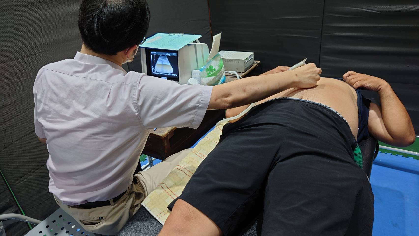 醫師進行超音波篩檢。