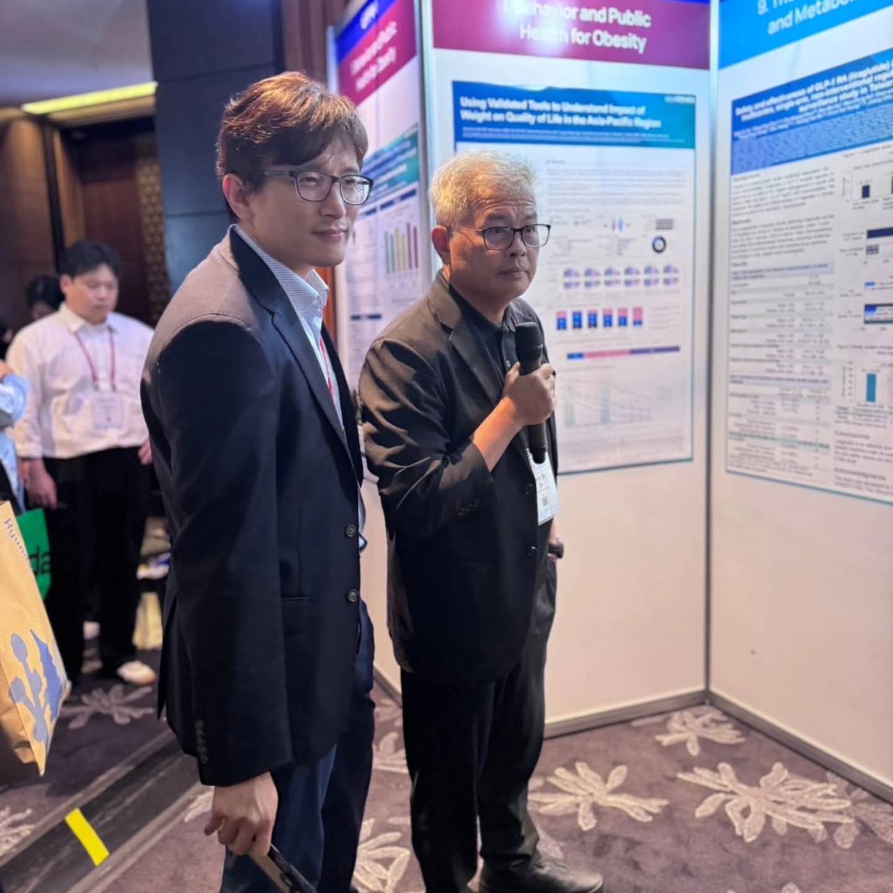 會議交流與海報展示現場。