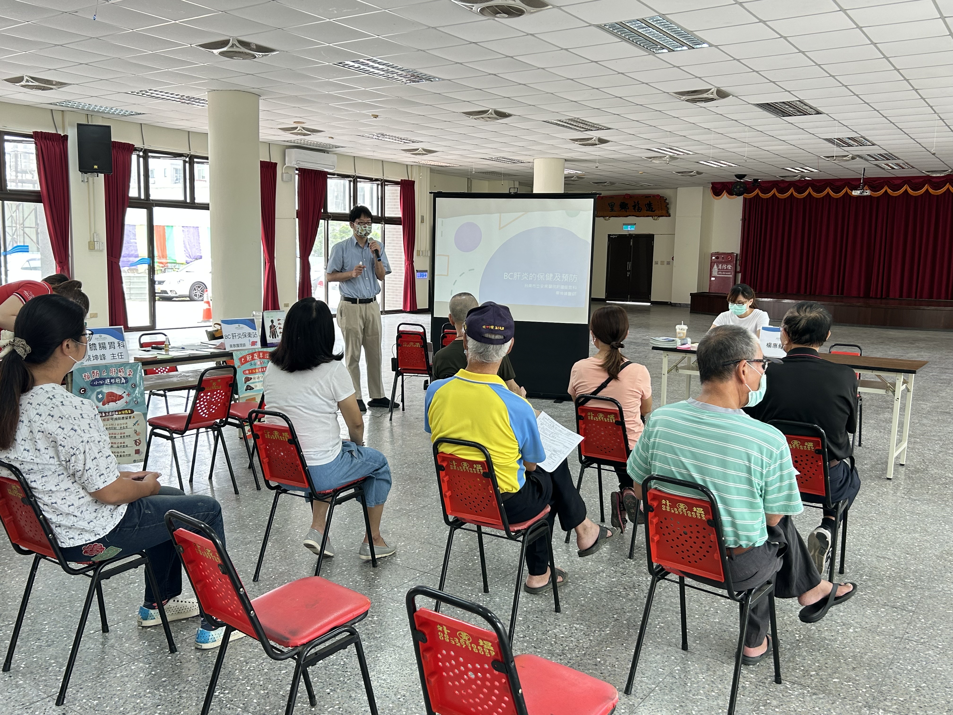 醫療團隊與社區民眾互動